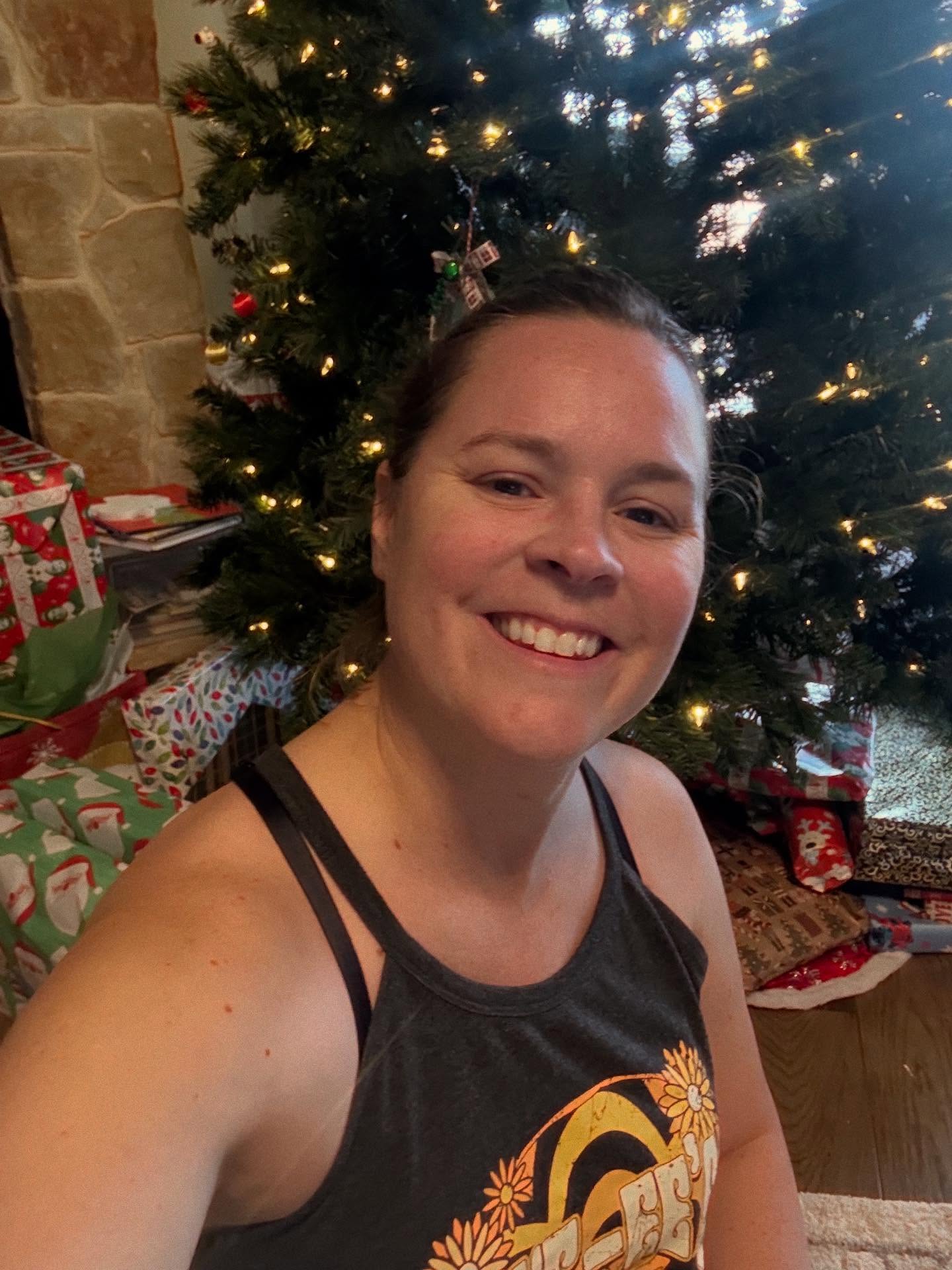 It doesn’t matter if it’s now. With all the stuff behind you…(literal in my case.) 🎄🎁 Start the simple routines that make you feel good BEFORE the NY. 2026 we’re coming for ya, but getting back into my Light Now. What’s making you happy this week? #merrychristmas #workout2026 #workyourmind #holisticliving #movementmama